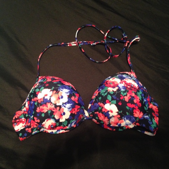 ****SOLD****Nwot Xhilaration bikini top size Large