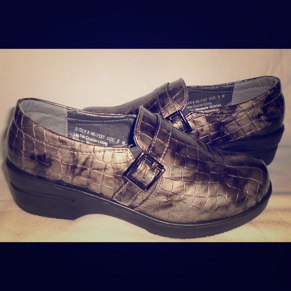 **ON HOLD** Super Cute Pewter Sz 8 Shoe