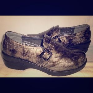 **ON HOLD** Super Cute Pewter Sz 8 Shoe