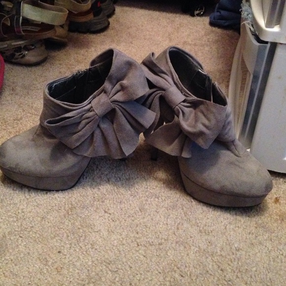 Diva lounge grey suede boots with bow