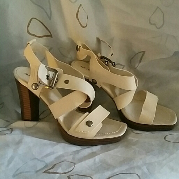 Sandals with heel