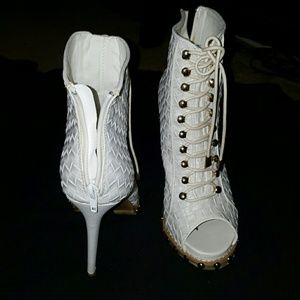 Beautiful statement piece heels. Never worn