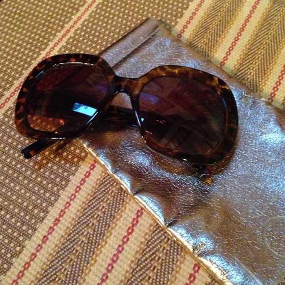 Loft sunglasses with metallic soft case