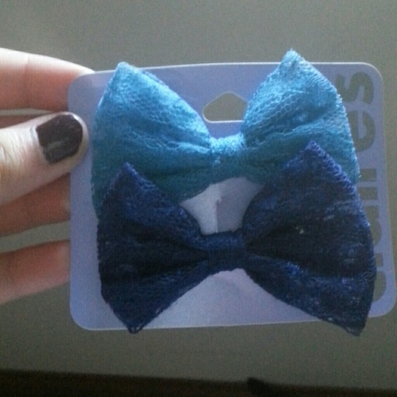 Two small bows. - Picture 1 of 1