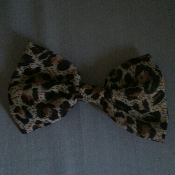 A bow - Picture 1 of 1