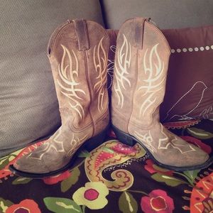 Justin women's tribal cowgirl boots. Barely worn!
