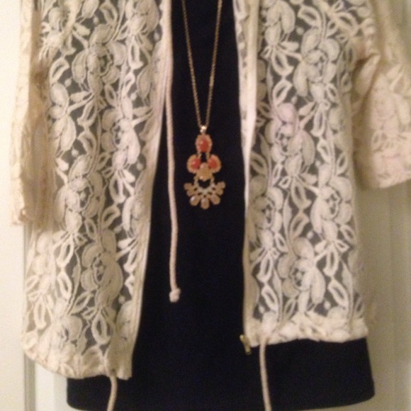 Lace cream hoodie - Picture 2 of 2