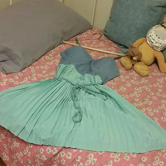 Jessica Simpson dress broken loophole