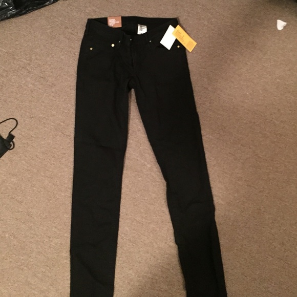 Black skinny jeans with tags from H&M. Never worn