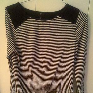 Gap black and white top