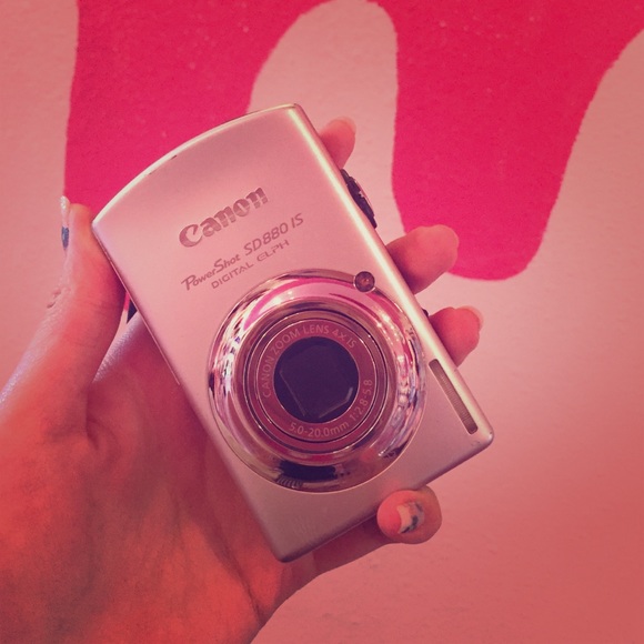 Canon camera powers hot sd880 IS