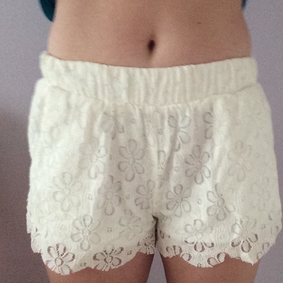Lacy Flower Print Scalloped White Shorts