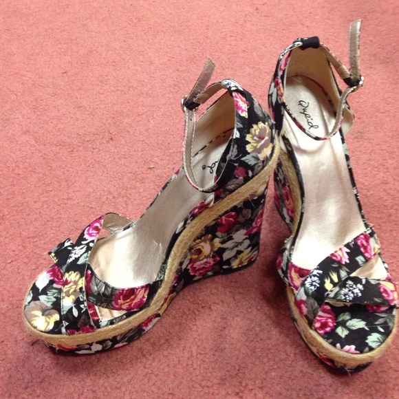 Super cute flower wedges size:7