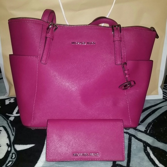 ✋TRADED✋ Michael Kors large slim wallet - Picture 4 of 4