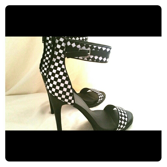 Shoes - Checker pattern pumps