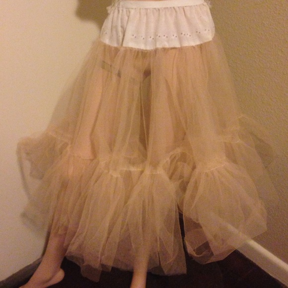 Vintage 1950s blush pink petticoat w/lace detail
