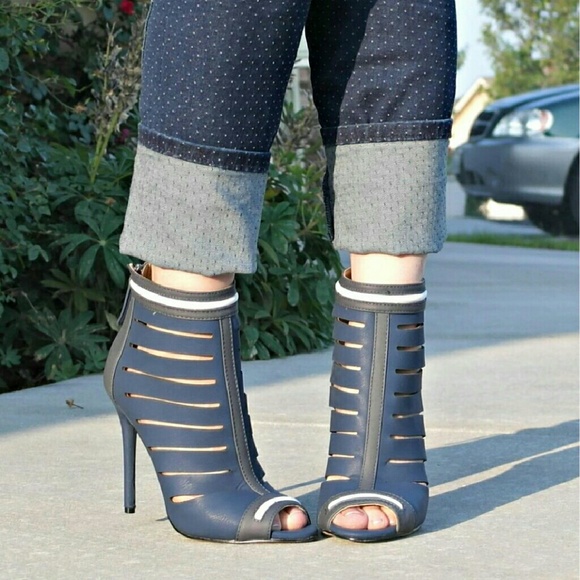 ♡ GX by Gwen Stefani♡ Naoko booties in dusty blue. - Picture 4 of 4
