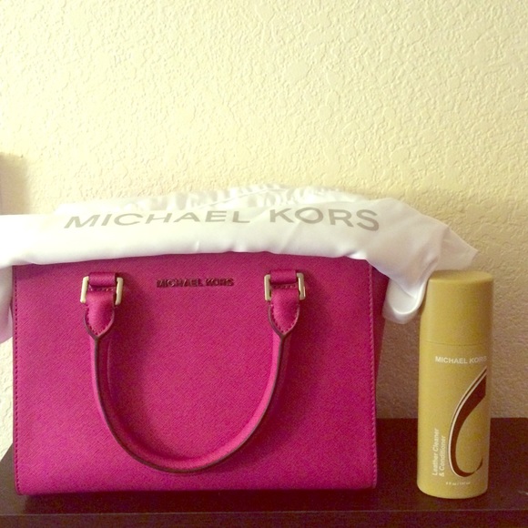 Michael Kors Handbags - Brand-new Michael Kors raspberry handbag.