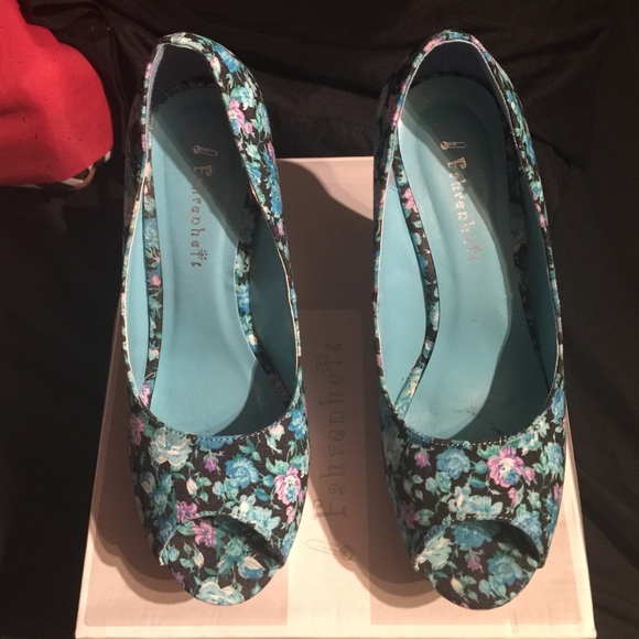 Blue and lavender floral print wedges 💜💙