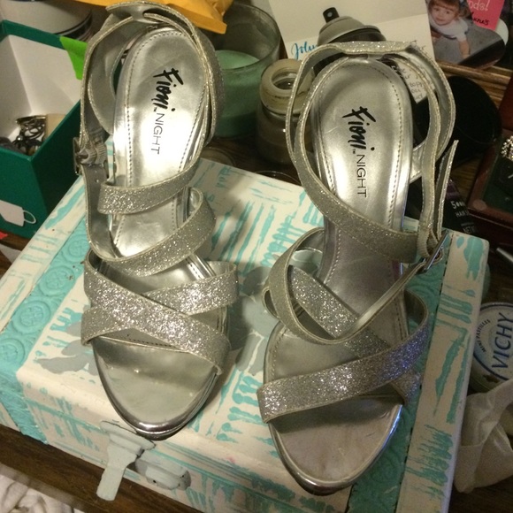 Sparkly size 5 heel