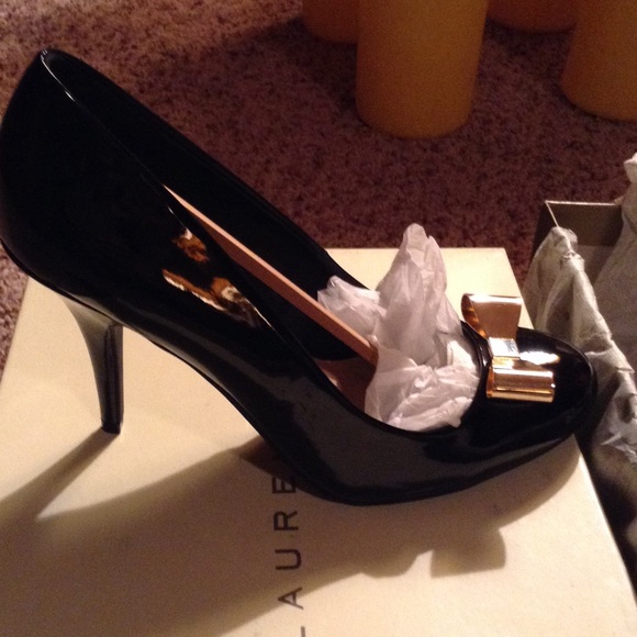 Lauren Conrad patent leather black with gold bow - Picture 2 of 4