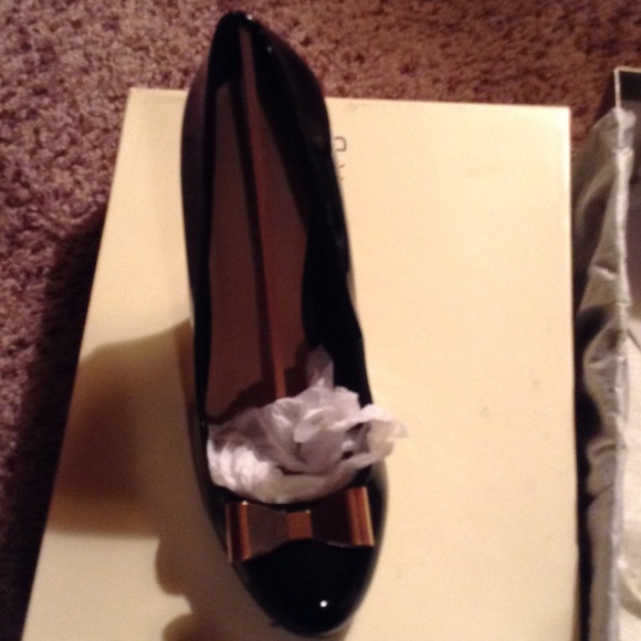 Lauren Conrad patent leather black with gold bow - Picture 3 of 4