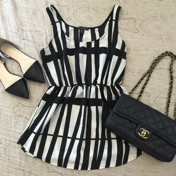 Forever 21 Tops - black & white print shirt