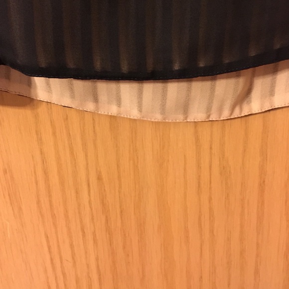 Black Shell with Beige Underlining - Picture 2 of 3