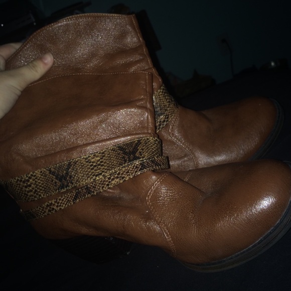 Buckle boots