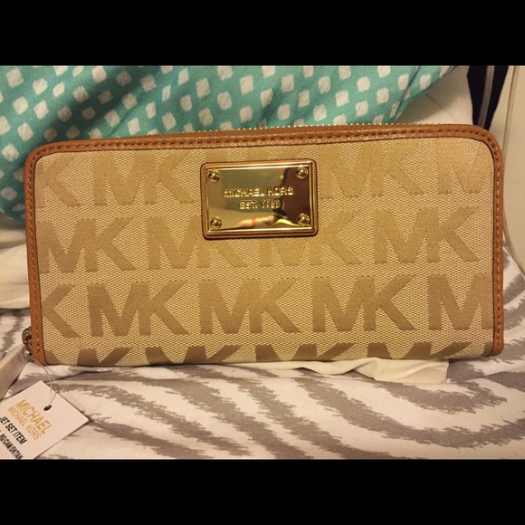 NEW PRICE DROP!! Michael Kors Jet Set Wallet