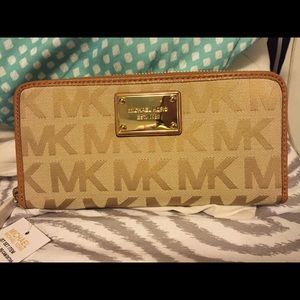 NEW PRICE DROP!! Michael Kors Jet Set Wallet