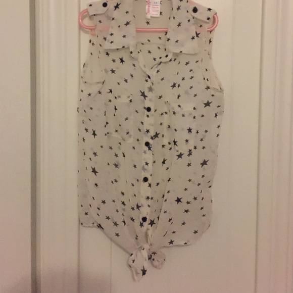 sleeveless buttoned top - Picture 2 of 3