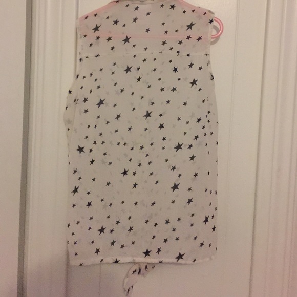 sleeveless buttoned top - Picture 3 of 3