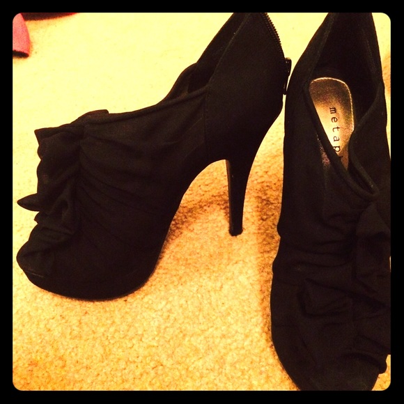 Black ruffled heels 👠