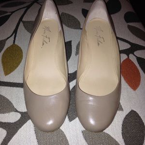 Tan leather flats shoe