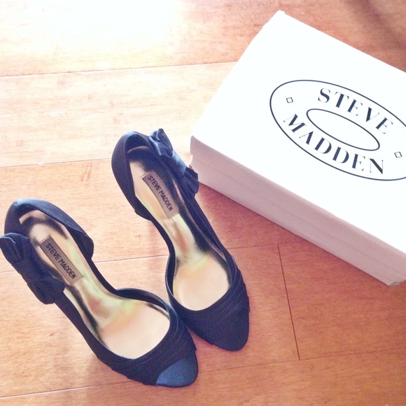 Steve Madden Black Satin Side-Bow Pumps - Picture 2 of 4