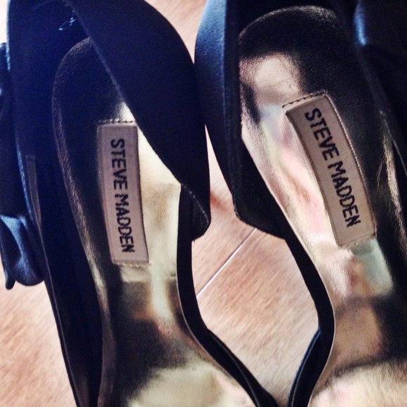 Steve Madden Black Satin Side-Bow Pumps - Picture 4 of 4