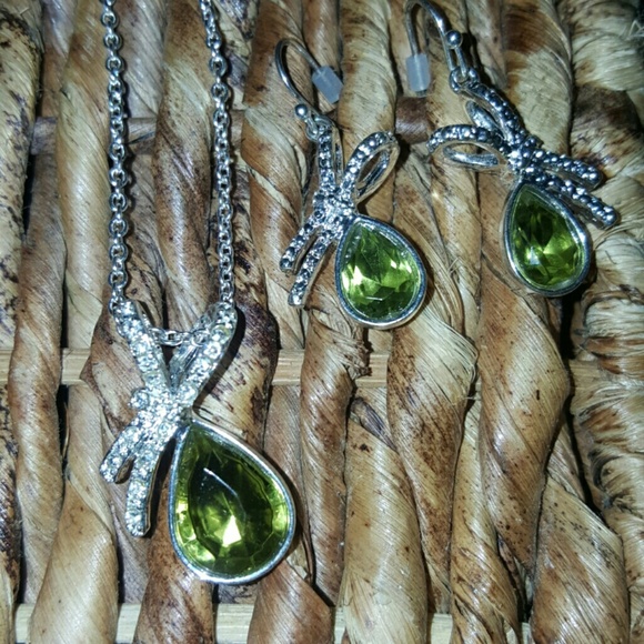 NWT!Light green stone necklace and earring set!!