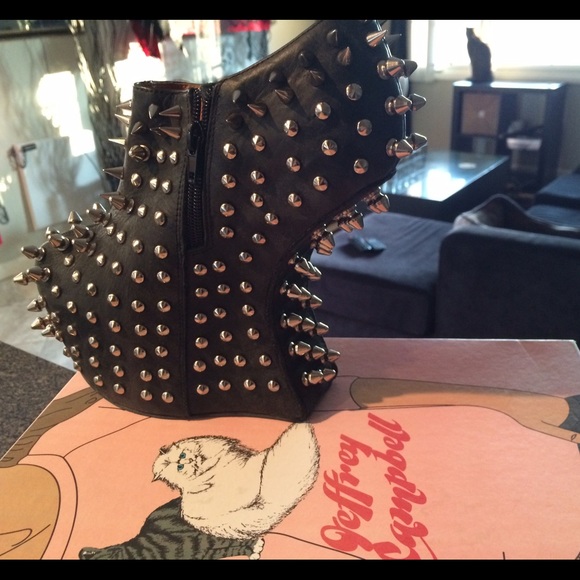 ** SOLD ** Jeffrey Campbell shadow studs