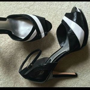 FABULOUS WHITE HOUSE BLACK MARKET HEELS SZ 9