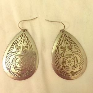 Silver flower teardrop shaped earrings.