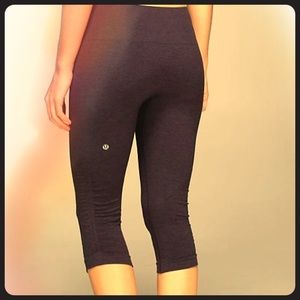 In the flow Dark grey lulu crops