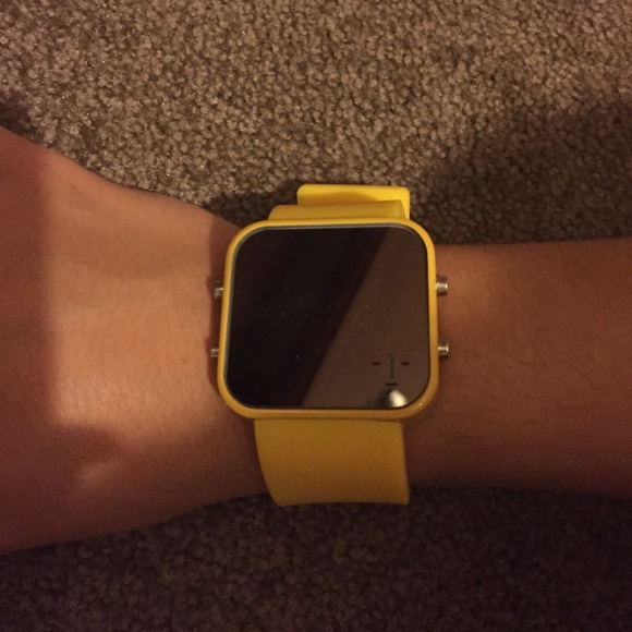 Accessories - Yellow watch