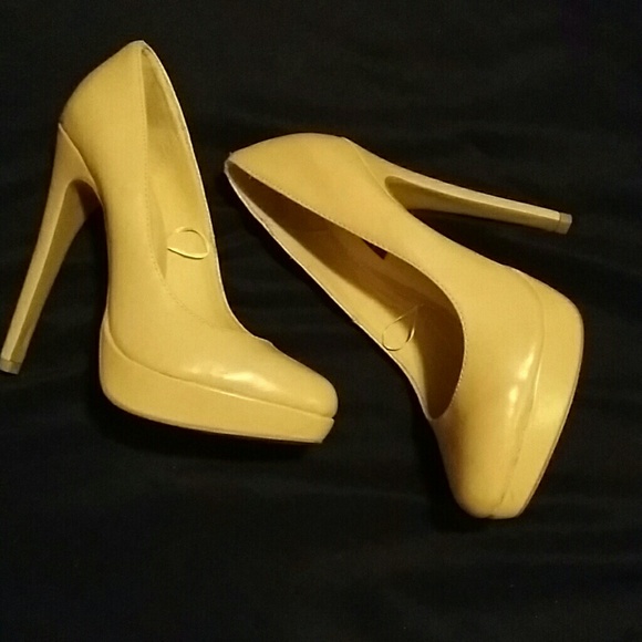 Nude pumps