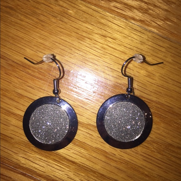 Jewelry - Picture 2 of 3