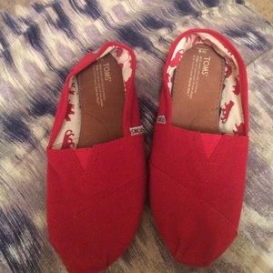 2 pairs of toms size 9