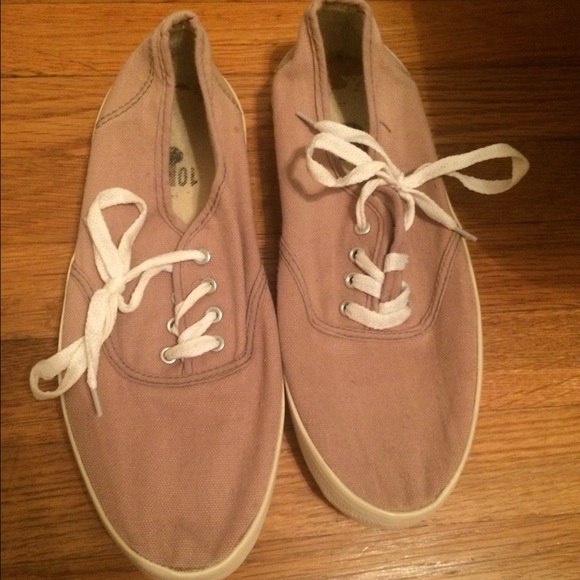 🔴SOLD🔴 URBAN OUTFITTERS TAN SHOES