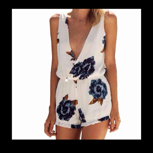 🚫SOLD 🚫 Sleeveless Floral V Neck short romper - Picture 3 of 4