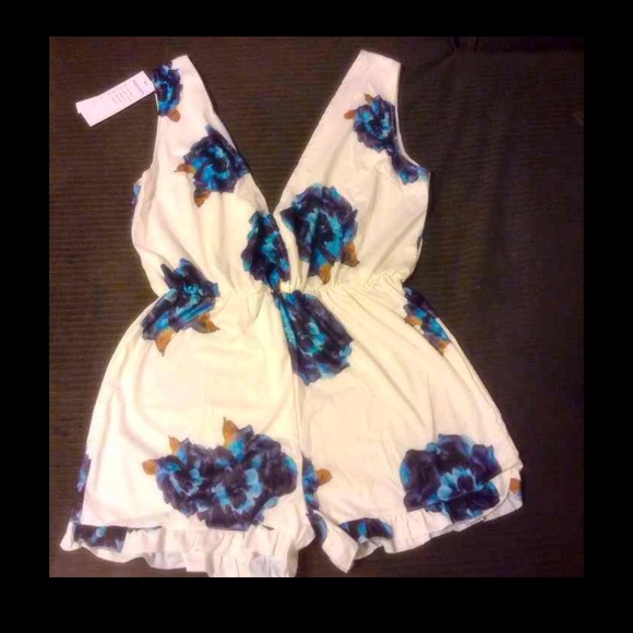 🚫SOLD 🚫 Sleeveless Floral V Neck short romper - Picture 4 of 4