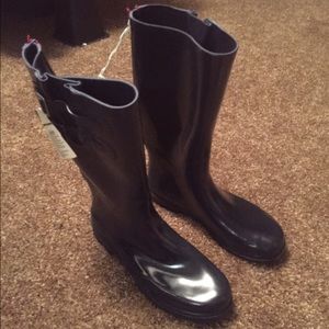 Navy blue rain boots with red zipper